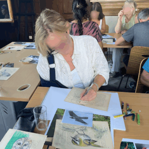 Atelier dessin d'oiseaux au stylo sur vieux papier avec Élodie Tribut