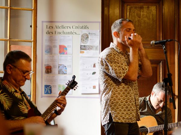 Steve Verbeke TRIO : Stan Noubard Pacha (guitare), Steve Verbeke (harmonica et chant)
©Crédit photo : Éva Barton