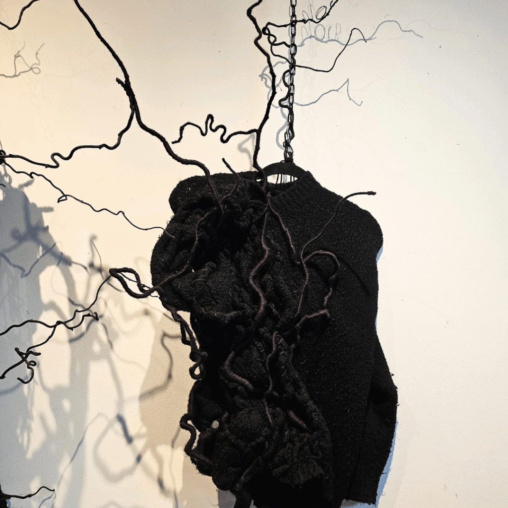 Pull noir, Karen Dutoit Verbeke